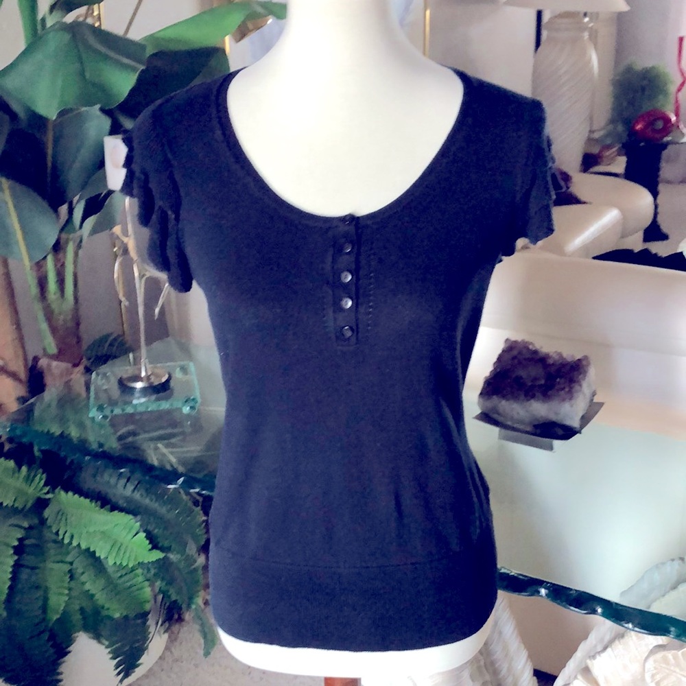 Sz M BLACK APT 9 TOP CUTE 3 LAYER FLUTTER SLEEVE. EXCELLENT CONDITION